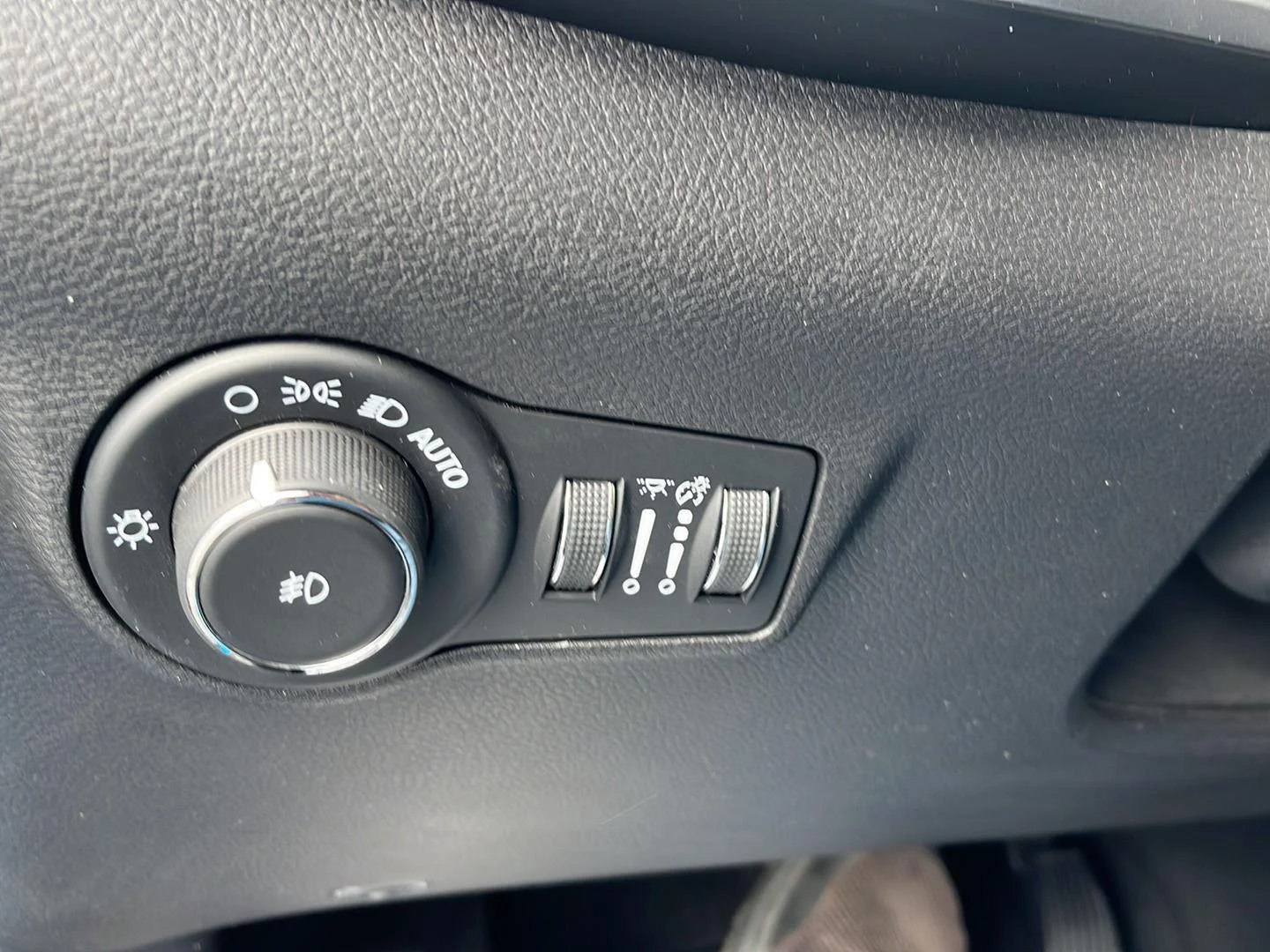 Used 2024 Hydro Blue Pearlcoat Jeep Latitude Lux image 13