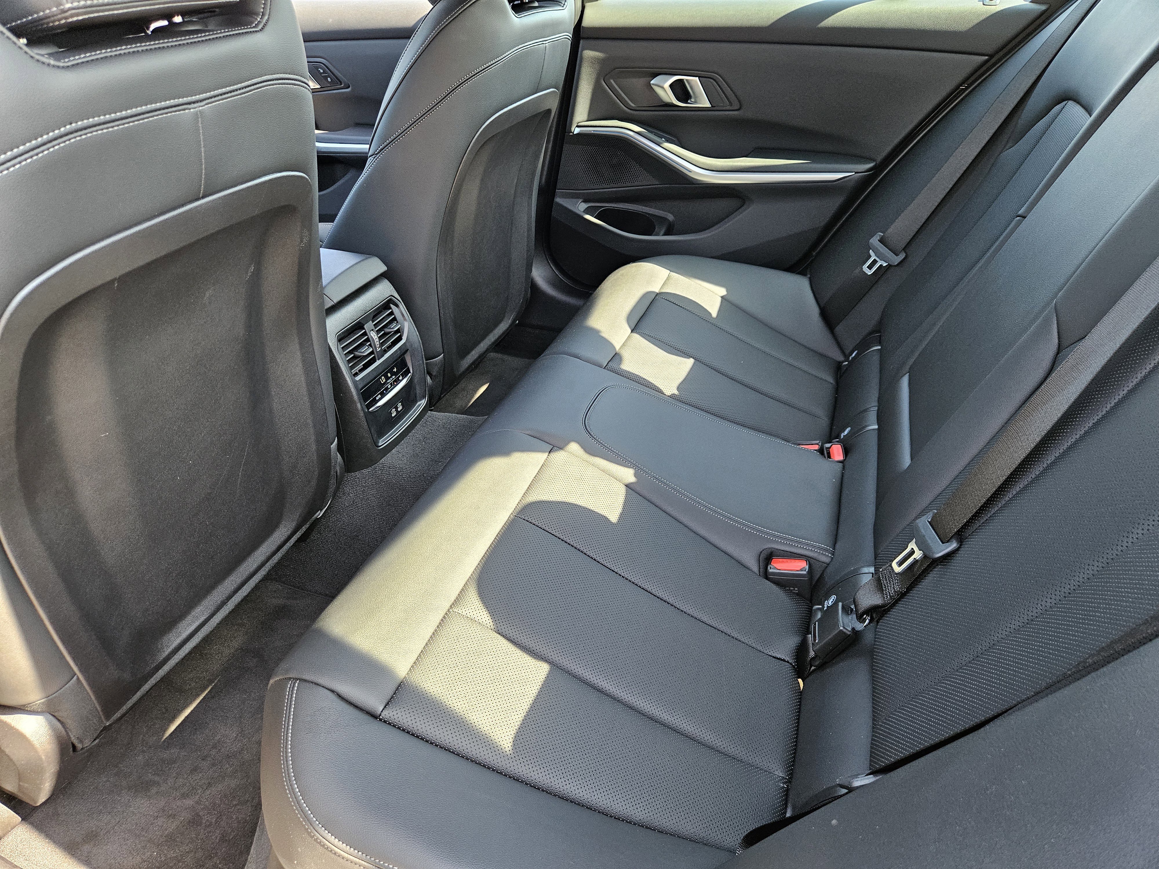 2025 BMW 3 Series 330i - Photo 21