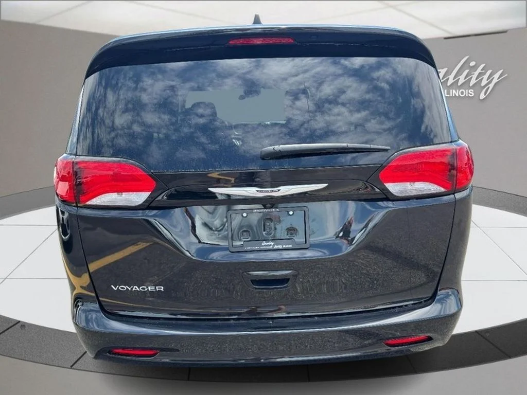 Used 2023  Chrysler LX image 5