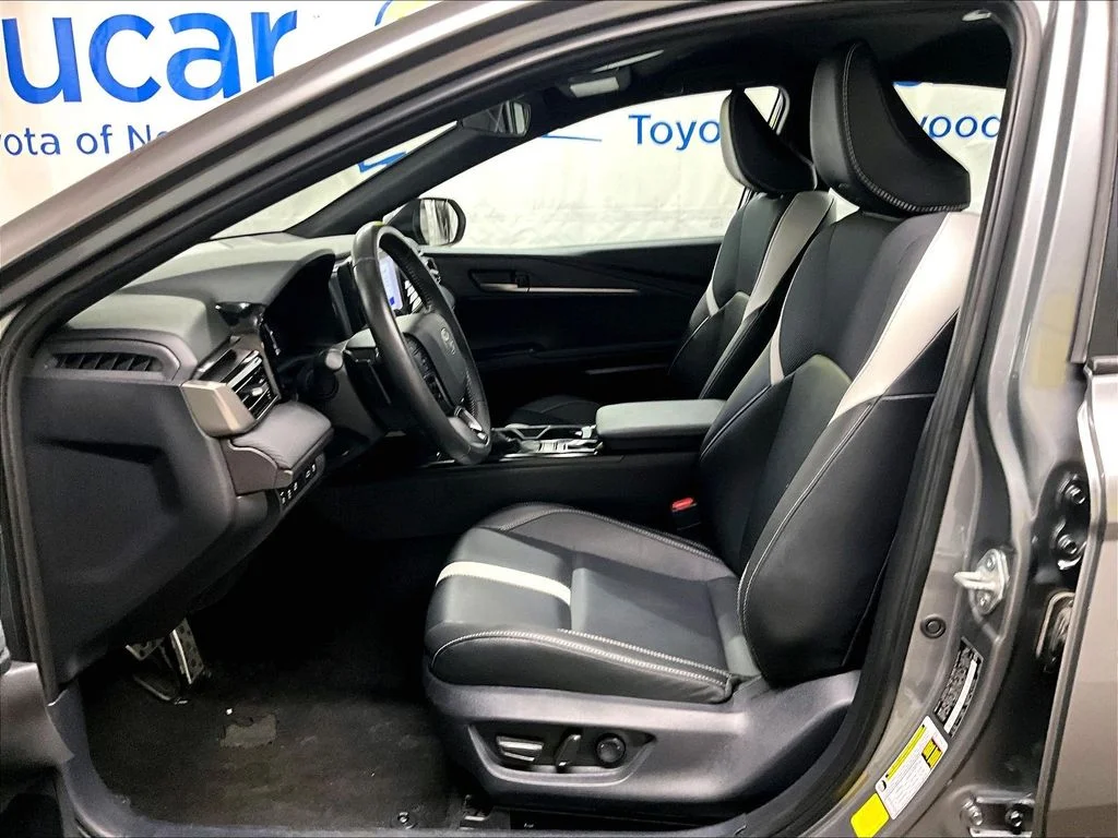 Used 2025  Toyota SE image 10