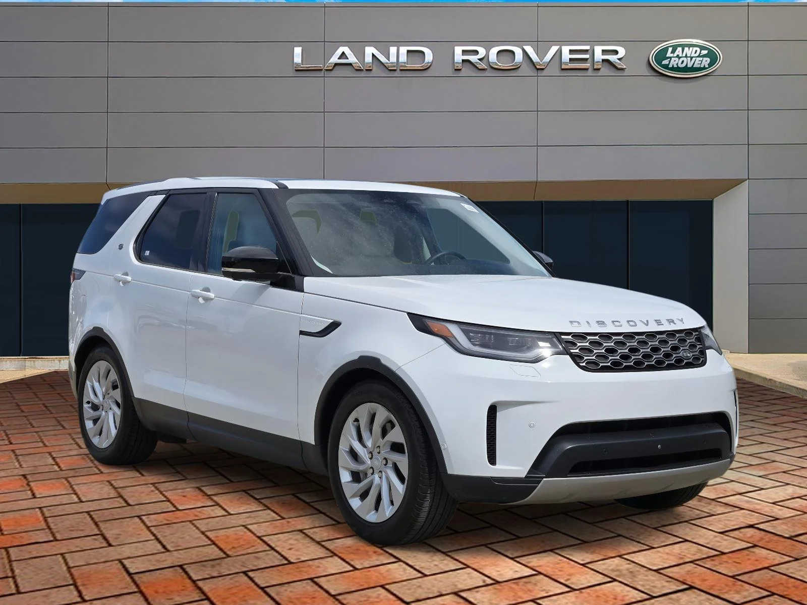 Certified Used 2025 Fuji White Land Rover S image 3