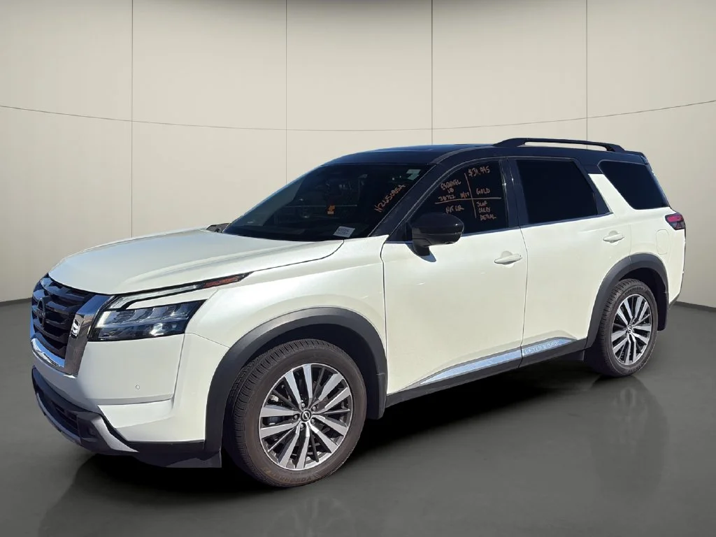 Used 2022 White Nissan Platinum image 3