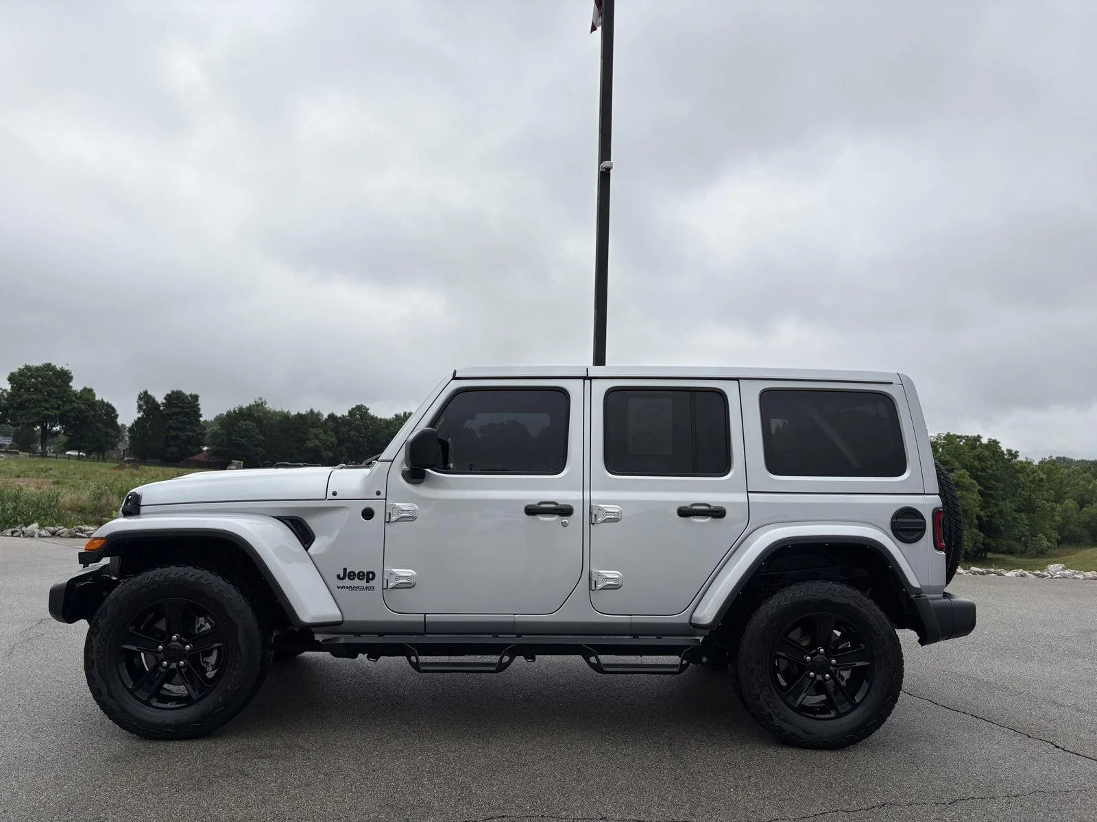 Used 2022 Silver Zynith Clearcoat Jeep Unlimited Sahara Altitude image 18