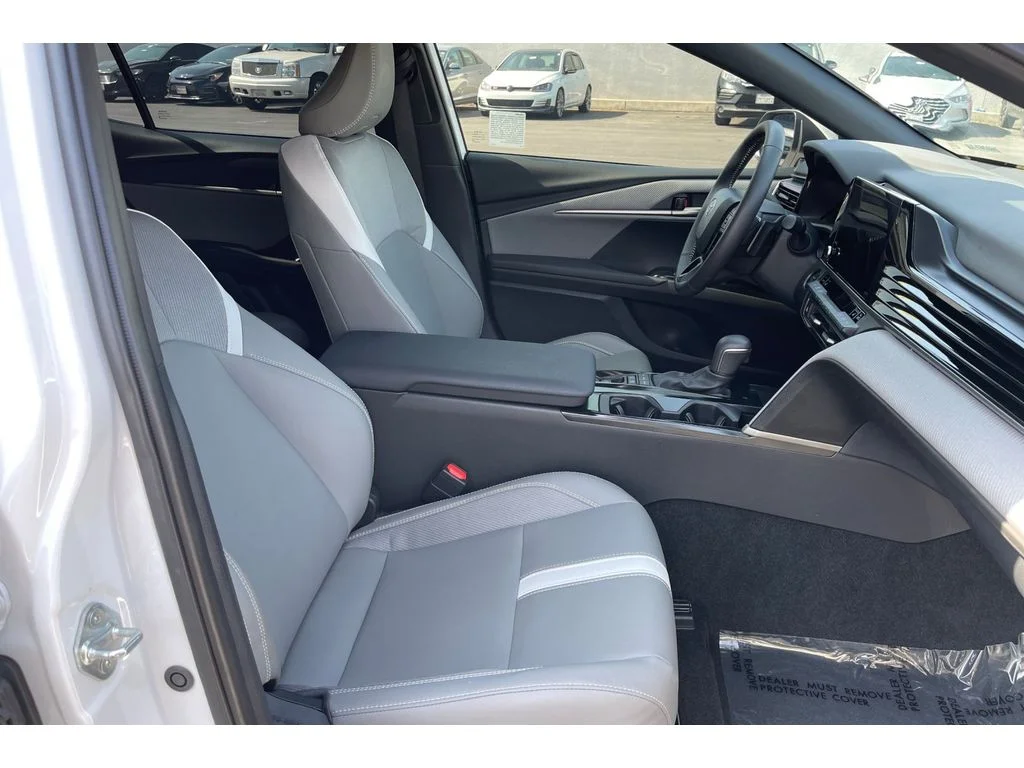 Used 2025 Ice Cap Toyota SE image 19