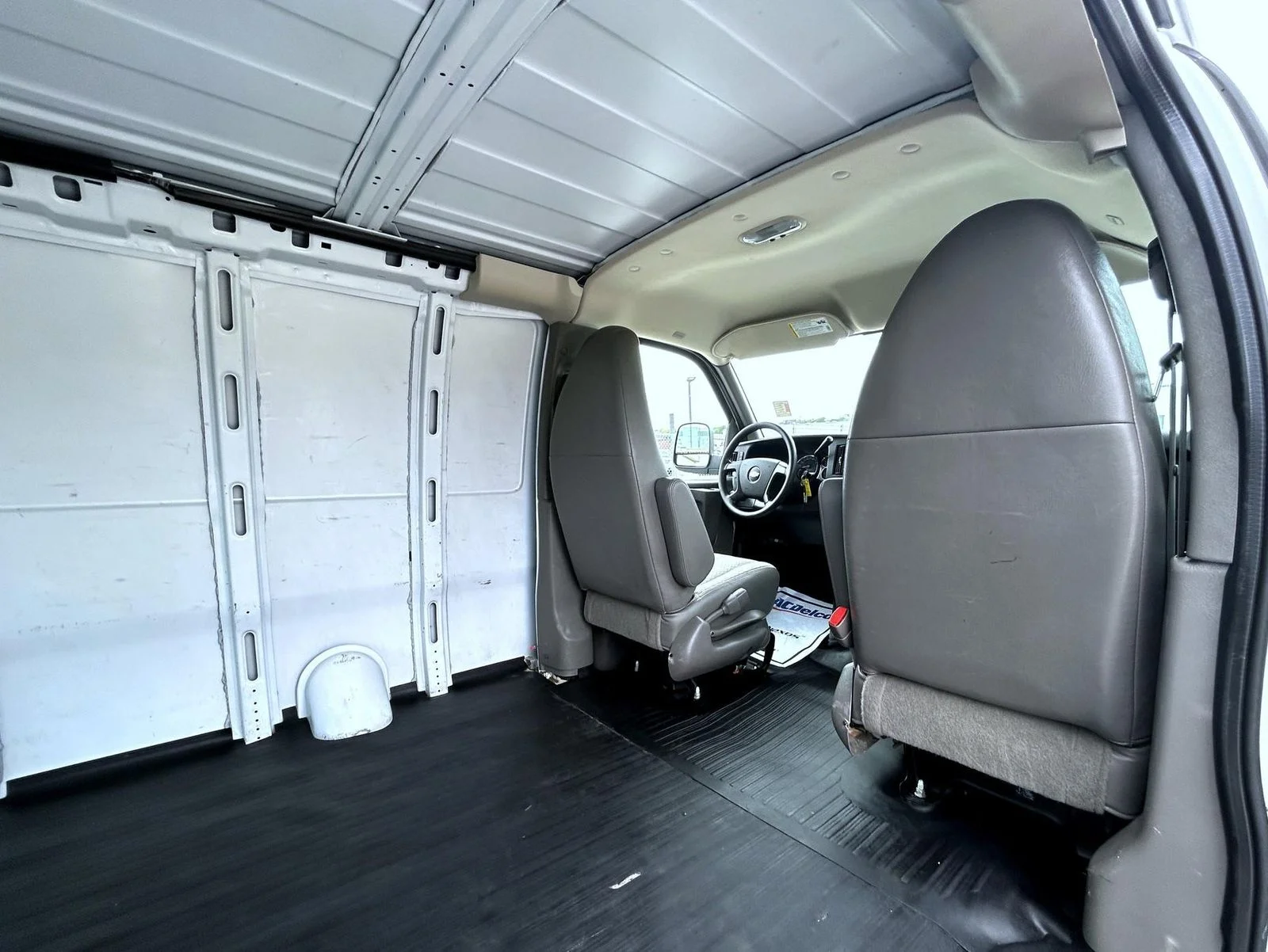 Used 2014 White Chevrolet Work Van image 20