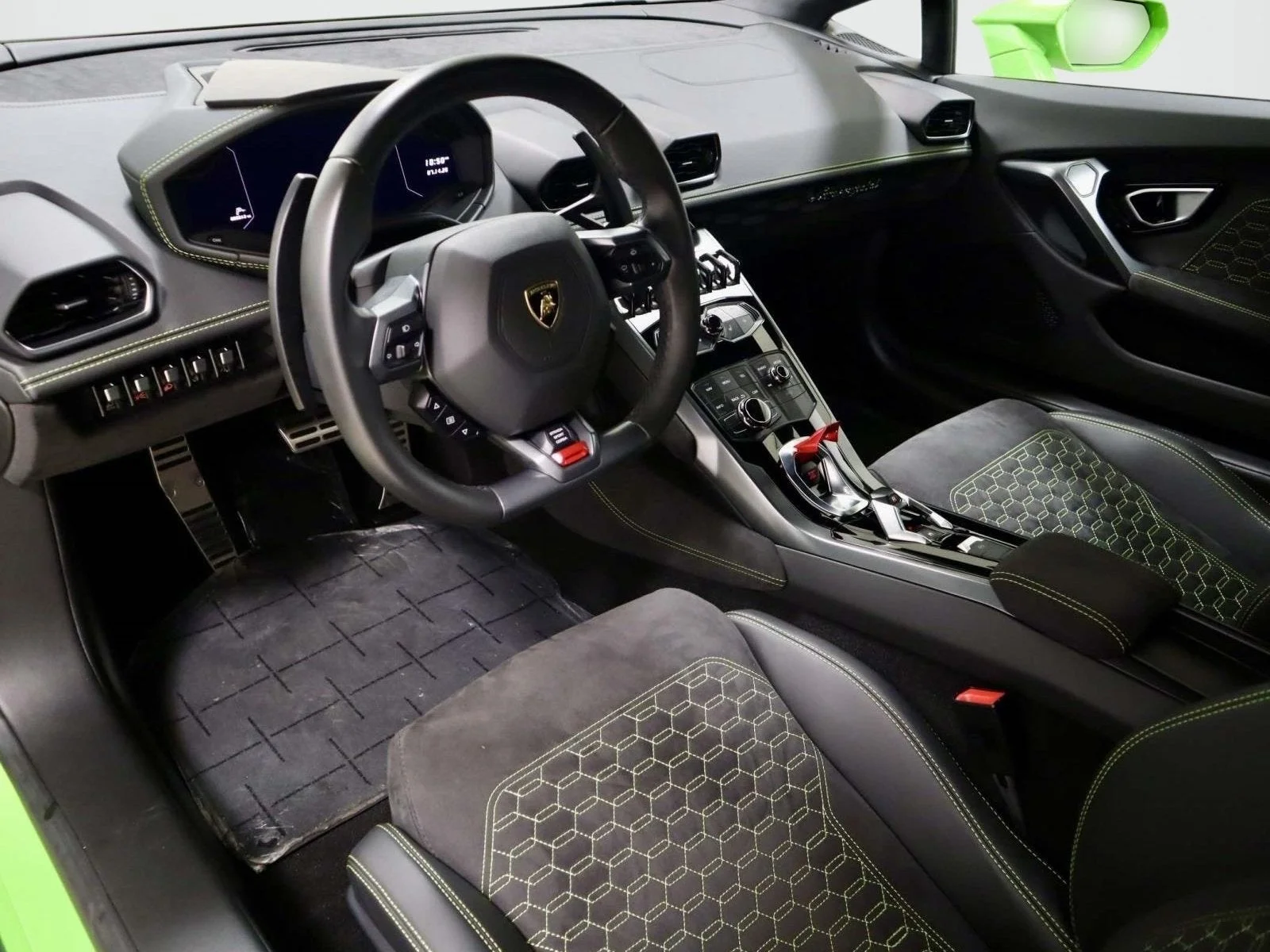 Used 2018 Verde Mantis Pearl Effect Lamborghini  image 17