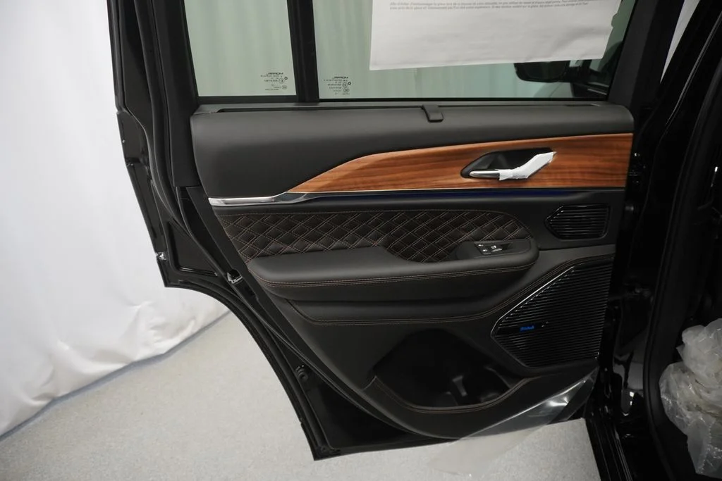 New 2026 Diamond Black Crystal Pearl-Coat Exterior Paint Jeep Summit image 30
