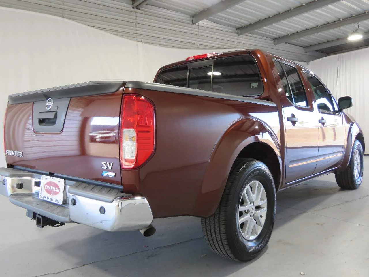 Used 2017 Lava Red Nissan SV Crew Cab image 4