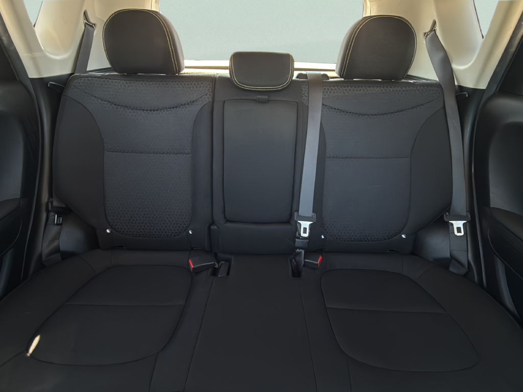 Used 2015 Clear White Kia Plus image 32
