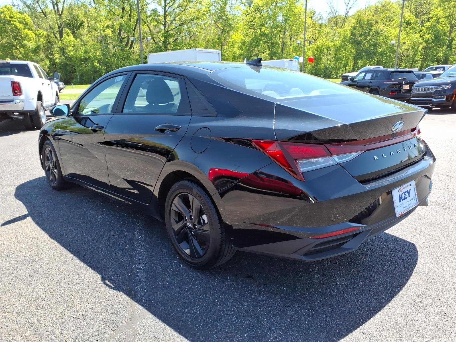Used 2023 BLACK Hyundai SEL image 5