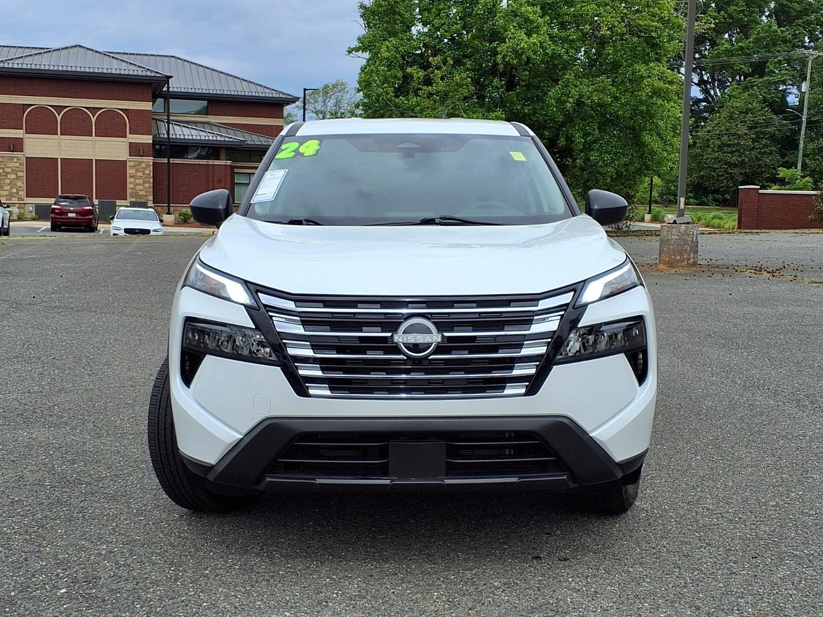 Used 2024 Everest White Pearl Nissan S image 8