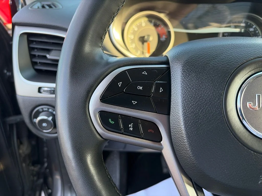 Certified Used 2022 Gray Jeep Latitude Lux image 27