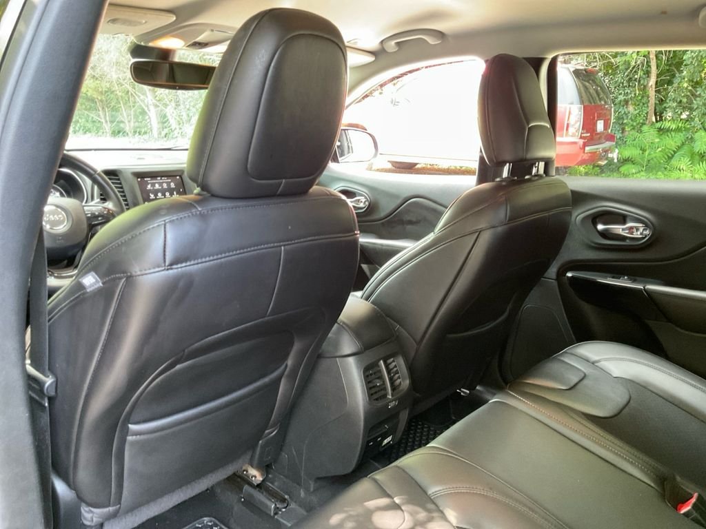 Used 2019 Black Jeep Latitude Plus image 30