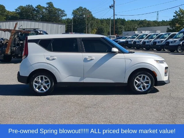 Used 2022 White Kia LX image 14