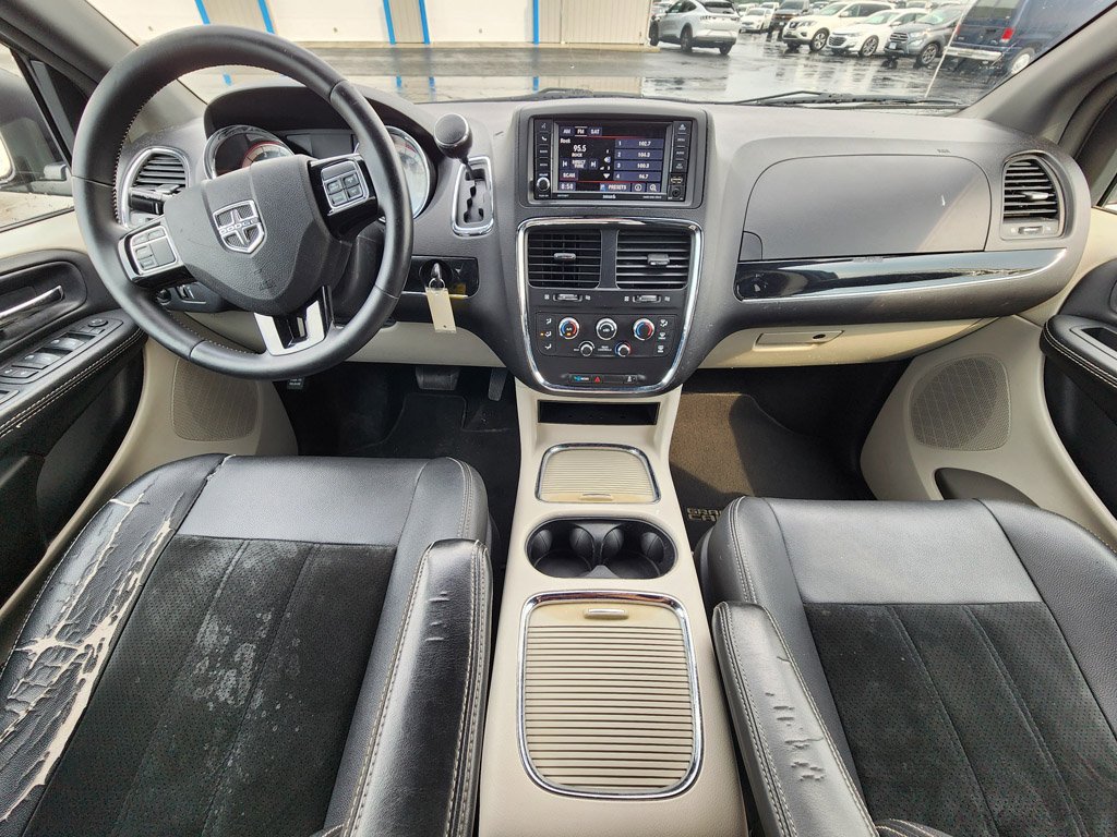 Used 2017 Black Onyx Crystal Pearlcoat Dodge SXT image 13