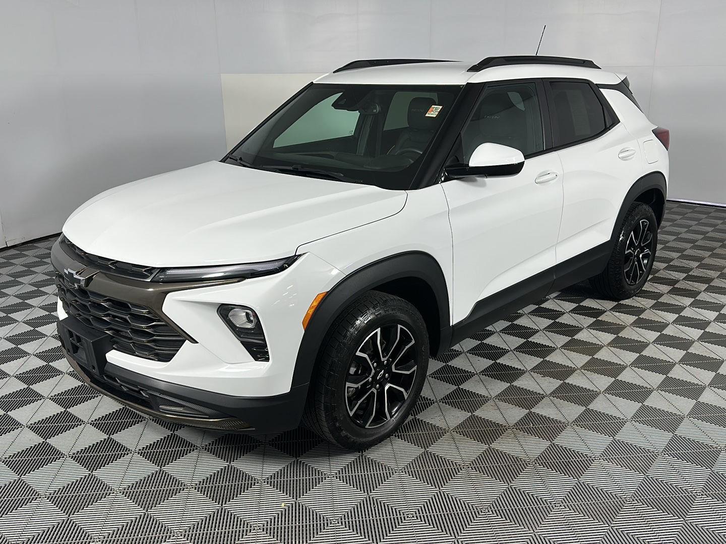 Used 2024 Summit White Chevrolet ACTIV image 14