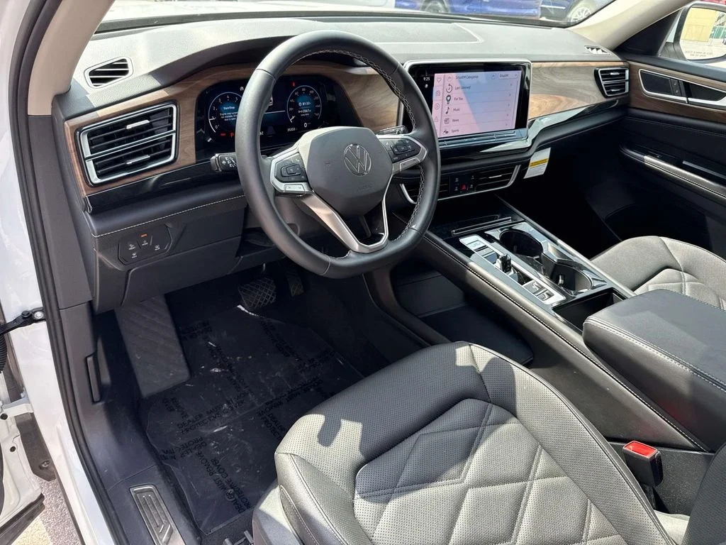 Used 2025  Volkswagen 2.0T SE w/Technology image 19