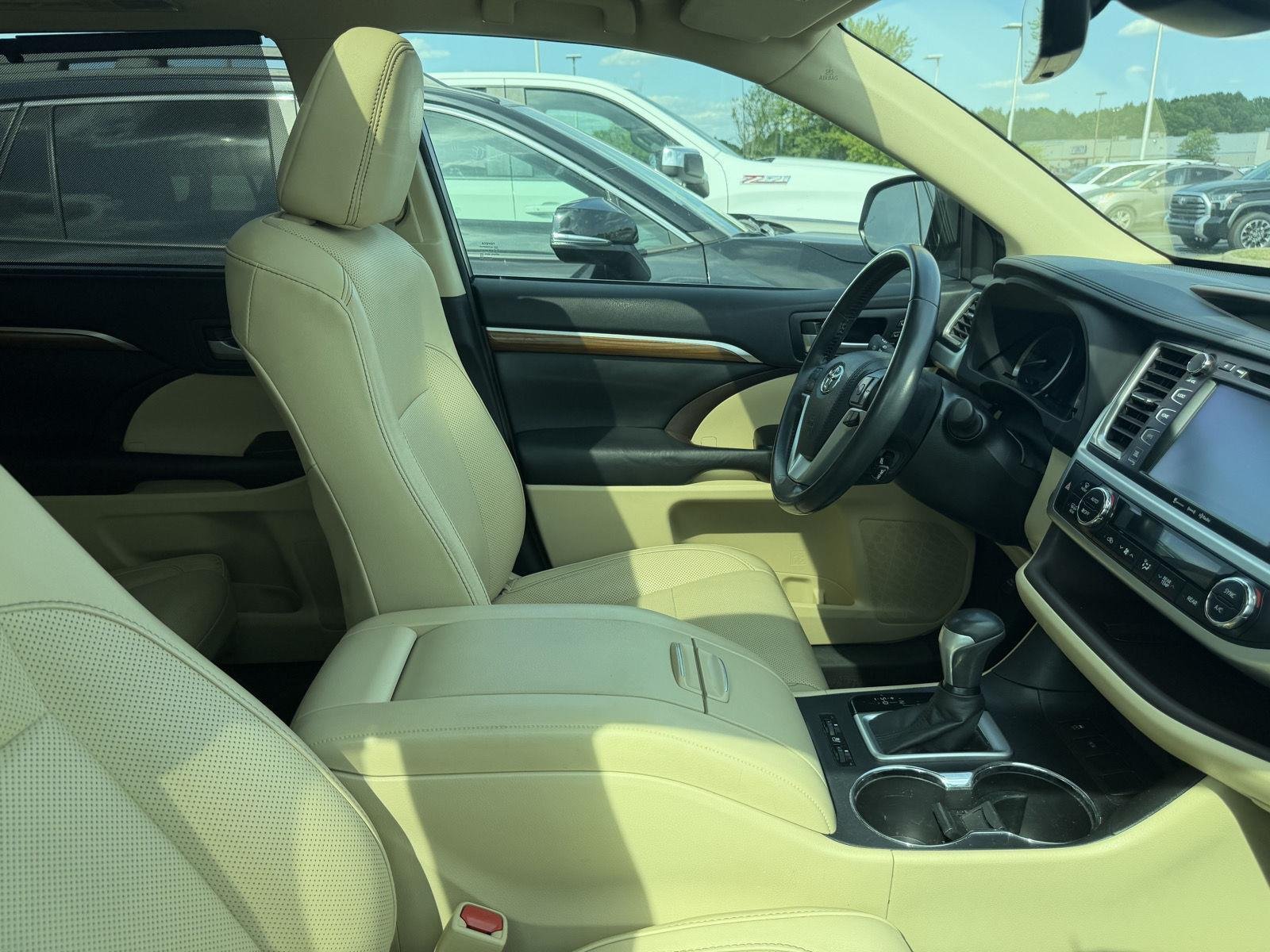 Used 2017 Blizzard Pearl Toyota Limited image 9