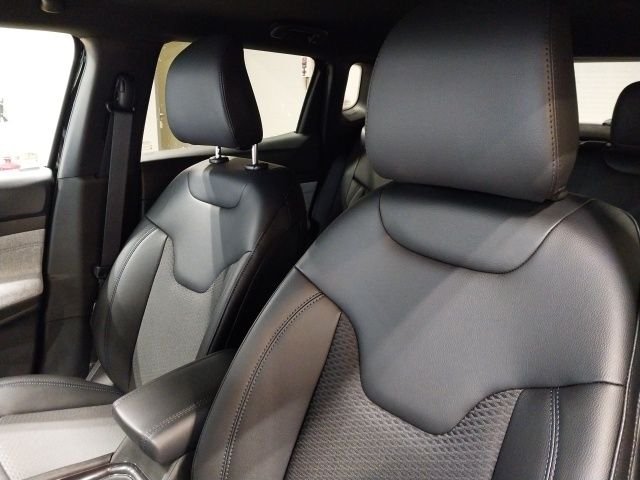 New 2026 Diamond Black Crystal Pearl-Coat Exterior Paint Jeep Latitude image 4