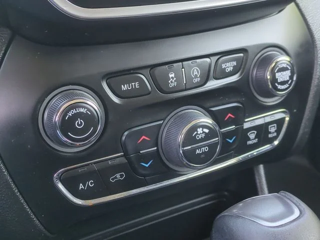 Used 2021 Red Jeep Latitude Lux image 36