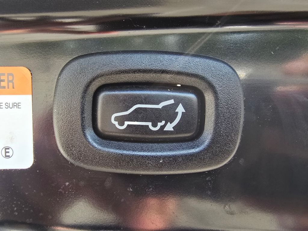 Used 2019 Labrador Black Metallic Mitsubishi  image 16