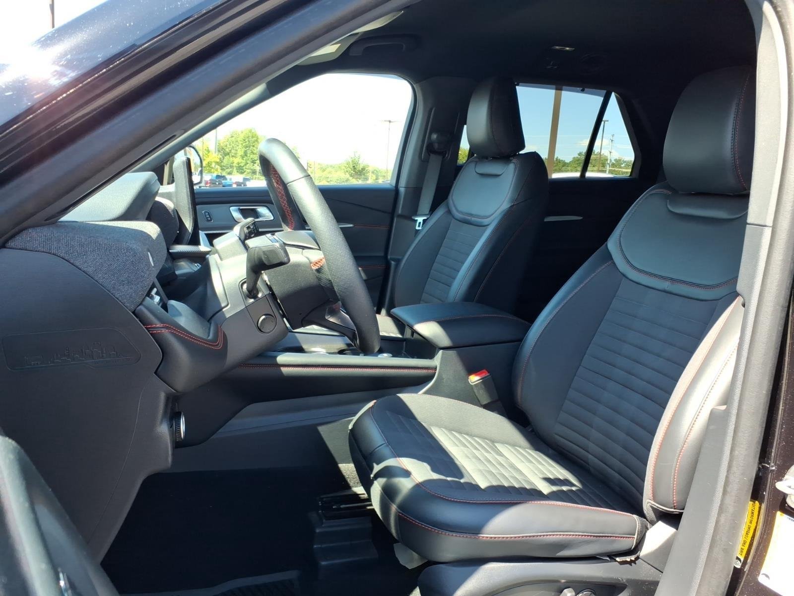 Used 2025 Agate Black Metallic Ford ST-Line image 18