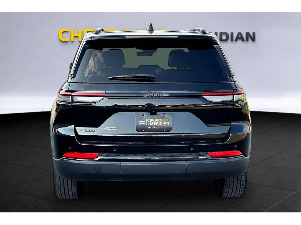 Used 2025  Jeep Altitude image 4