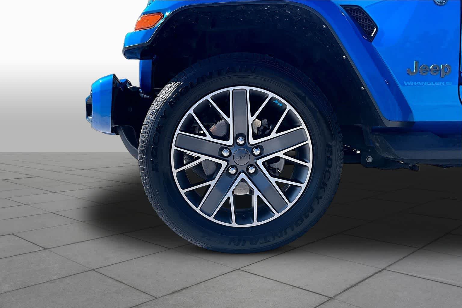 Used 2023 Hydro Blue Pearlcoat Jeep Sahara High Altitude image 10