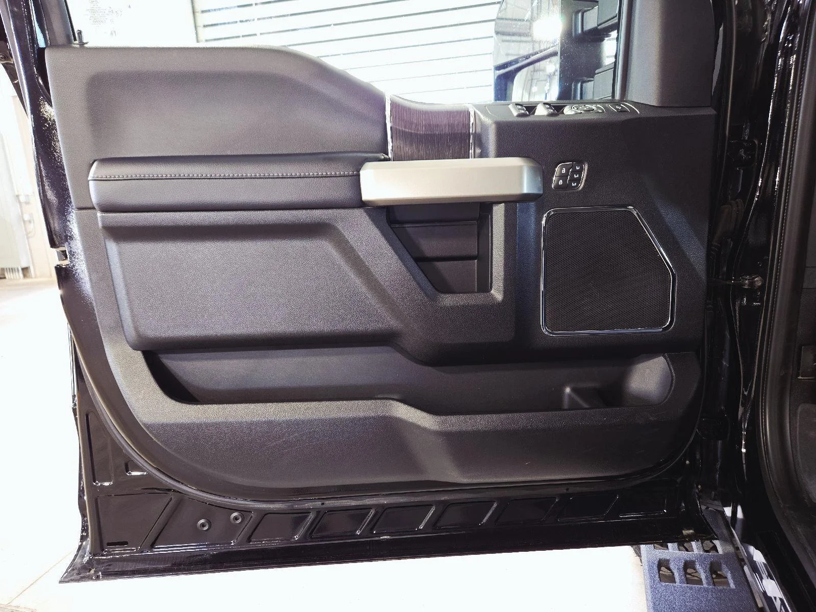 Used 2020 Agate Black Ford Lariat image 18