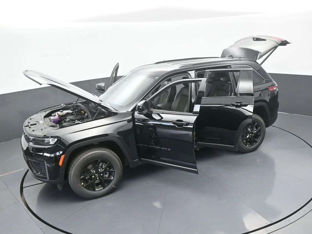 New 2026 Diamond Black Crystal Pearl-Coat Exterior Paint Jeep Altitude image 48