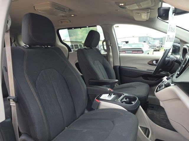 Used 2019 Brilliant Black Crystal Pearlcoat Chrysler Touring Plus image 17