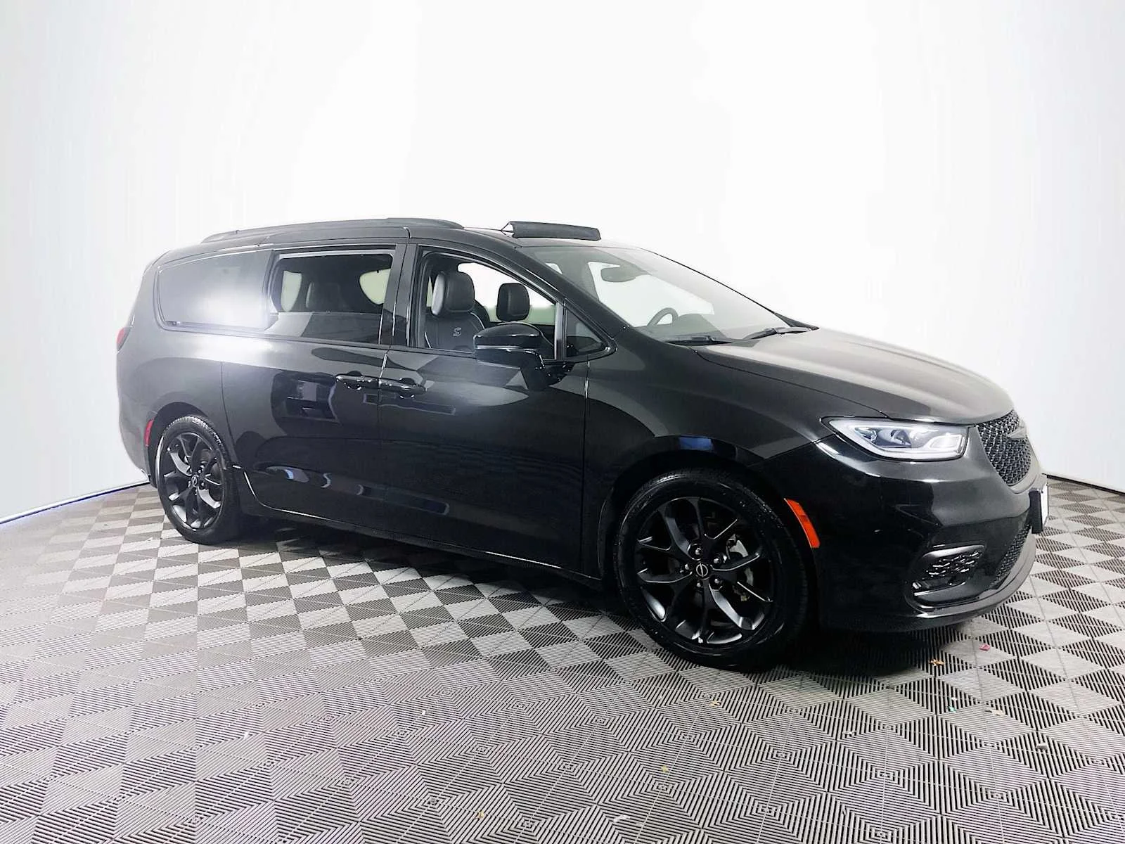 Used 2025 Diamond Black Crystal Pearlcoat Chrysler Limited image 3