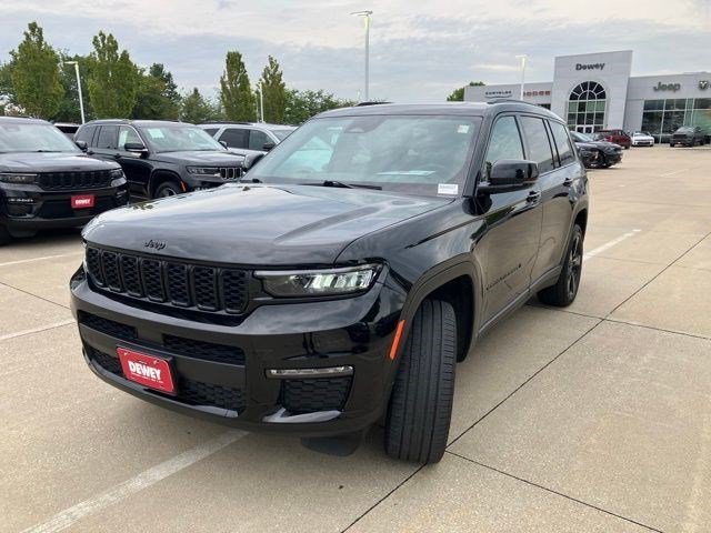 Used 2025 Diamond Black Crystal Pearlcoat Jeep Limited image 3
