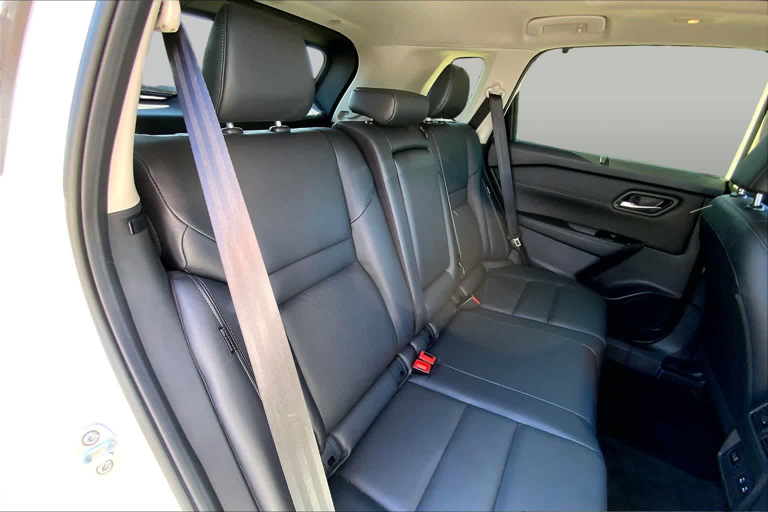 Used 2025 Everest White Pearl Nissan SL image 18