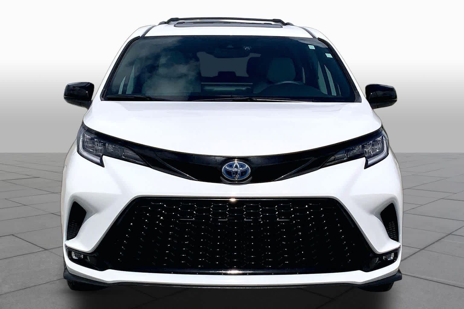 Used 2025 Ice Cap Toyota XSE image 4