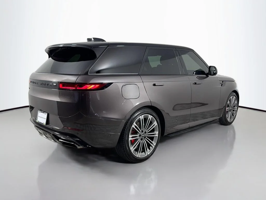 Used 2024  Land Rover Dynamic SE image 5