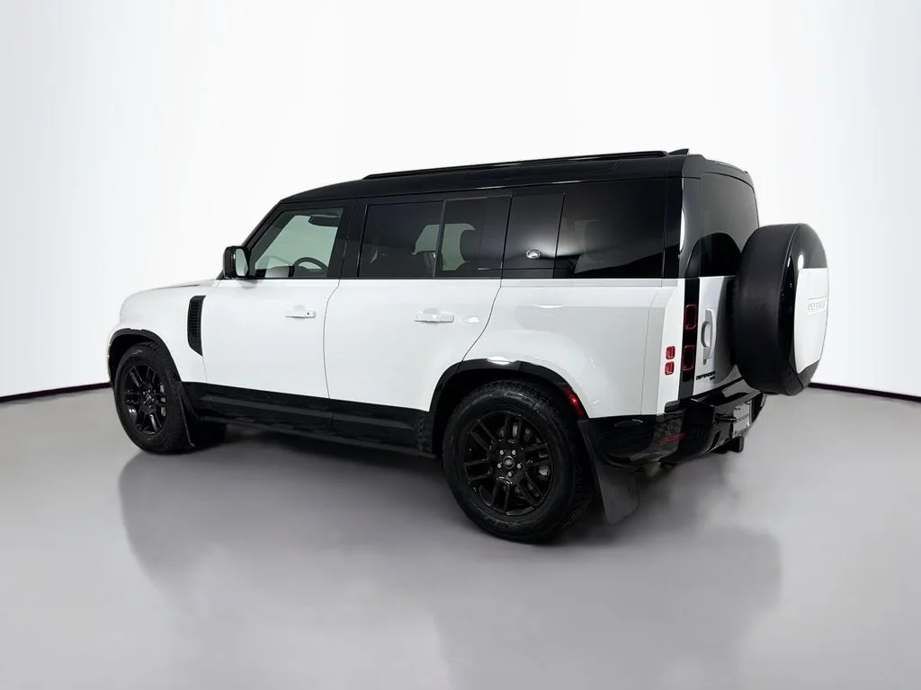 Used 2023 White Land Rover X-Dynamic SE image 7