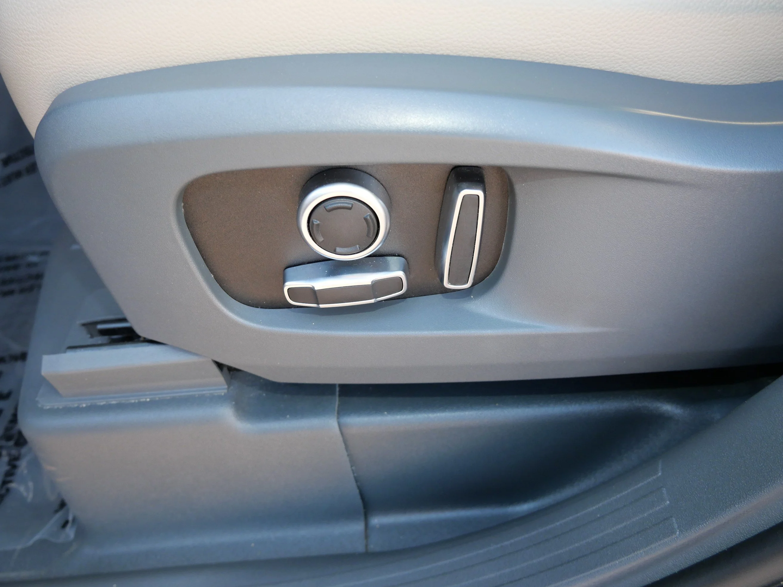 Used 2023 Fuji White Land Rover SE image 19