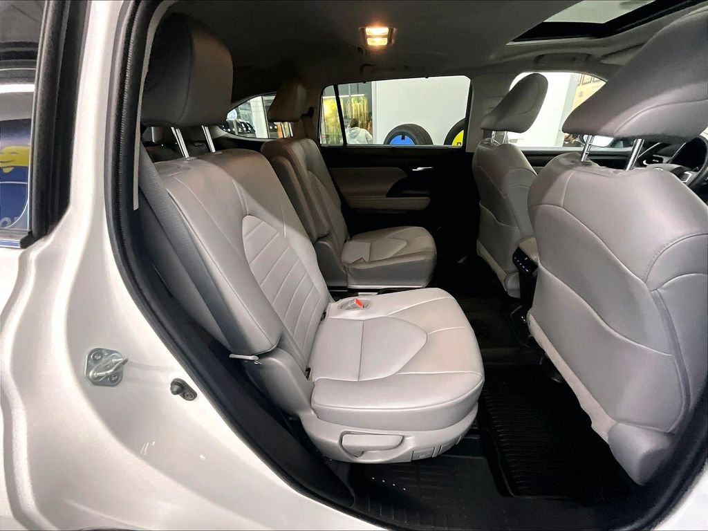 Used 2022 Pearl Toyota XLE image 16
