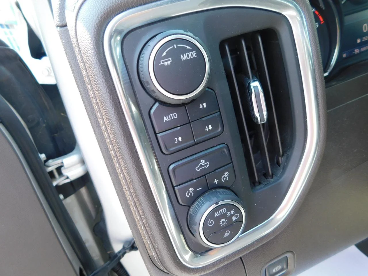 Used 2020 Silver Chevrolet 4WD CREW CAB 147 in LT image 35