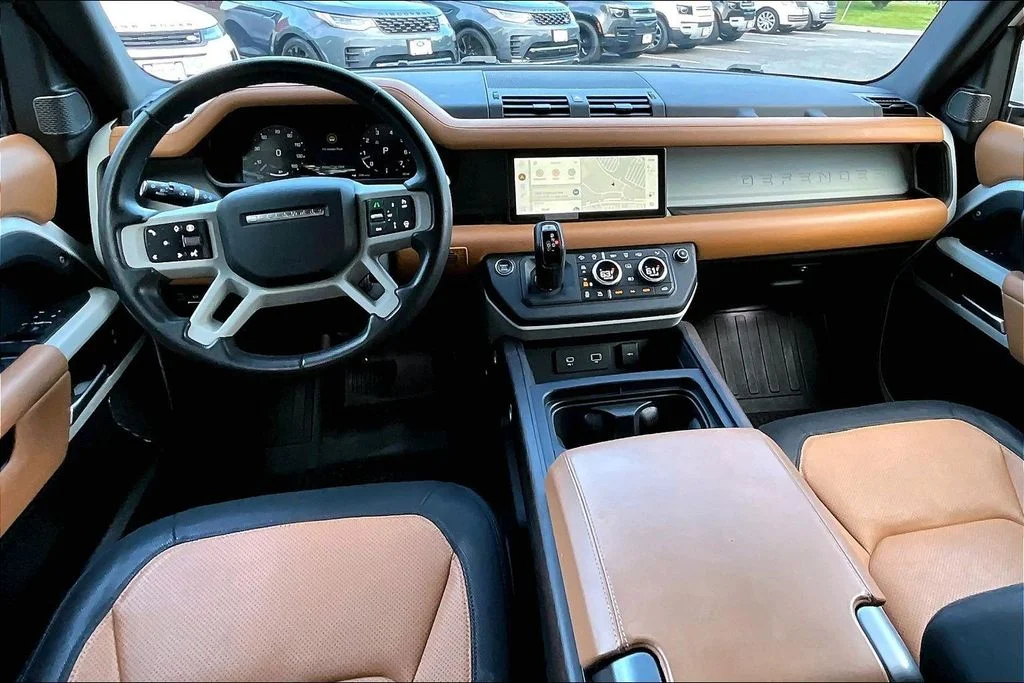 Used 2024 White Land Rover X-Dynamic SE image 15