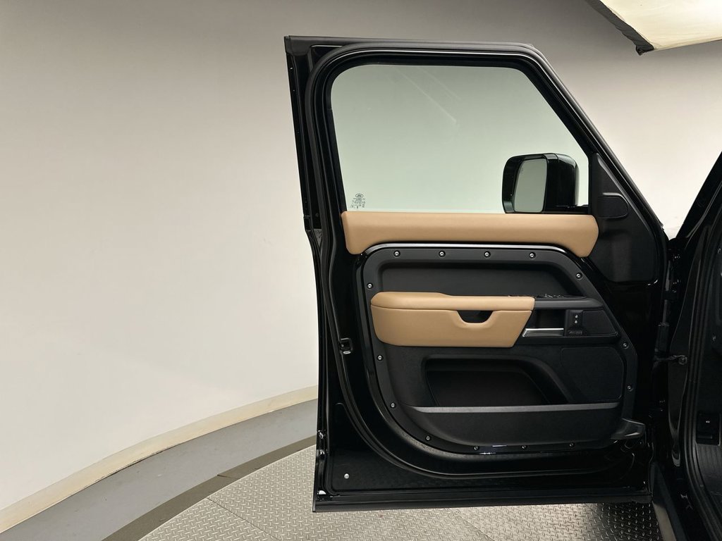 New 2026 Santorini Black Land Rover X-Dynamic SE image 9