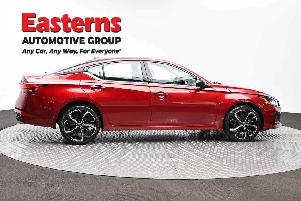 Used 2023 Red Nissan 2.5 SR image 4