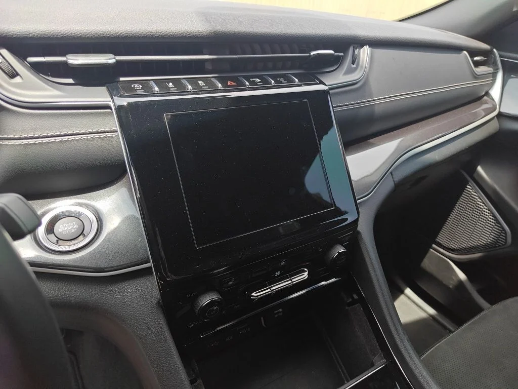 Used 2021 Silver Jeep Altitude image 12