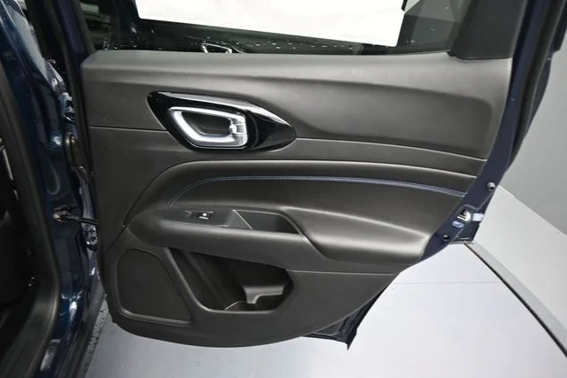 New 2026 Fathom Blue Pearl-Coat Exterior Paint Jeep Latitude image 23