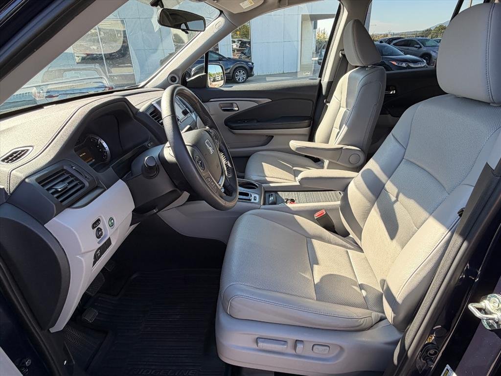 Used 2017 Obsidian Blue Pearl Bs Honda RTL image 8