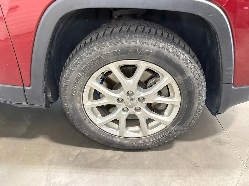 Used 2015 Red Jeep Latitude image 17