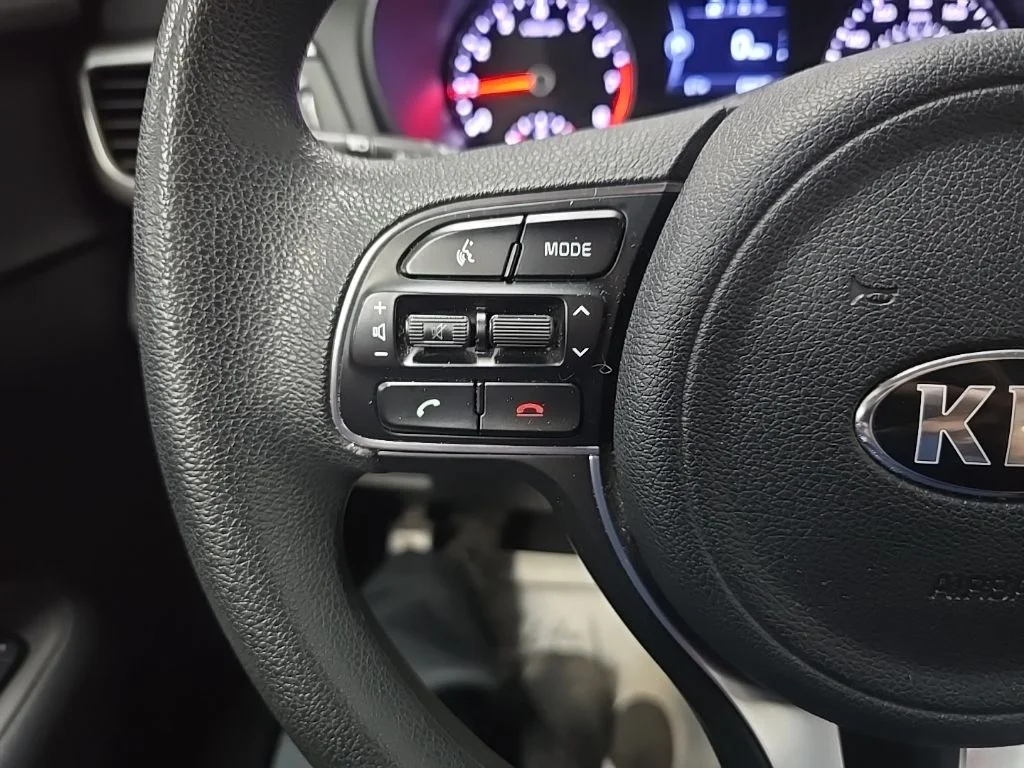 Used 2018 White Kia LX image 19
