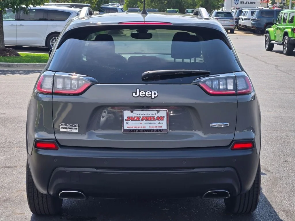 Used 2019 Gray Jeep Latitude Plus image 13