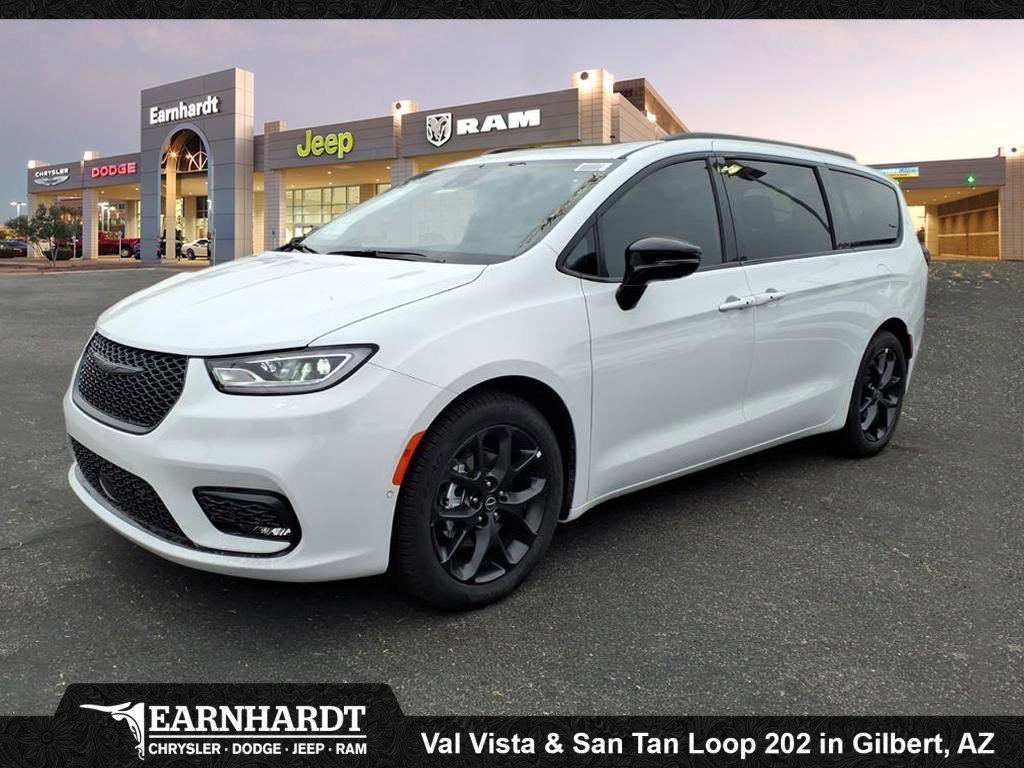 2026 Chrysler Pacifica Limited's photo